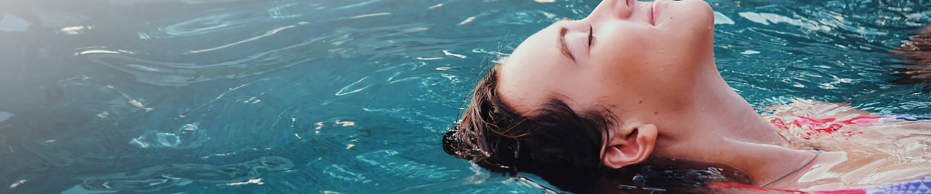 Mujer nadando en la piscina Suba Colsubsidio
