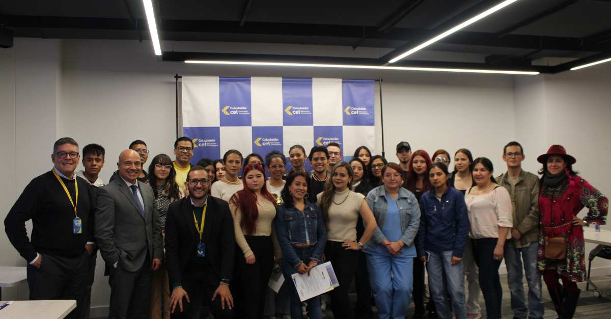 Estudiantes del semillero de empleabilidad con Colsubsidio y profesores en la bienvenida e inicio de clases. 