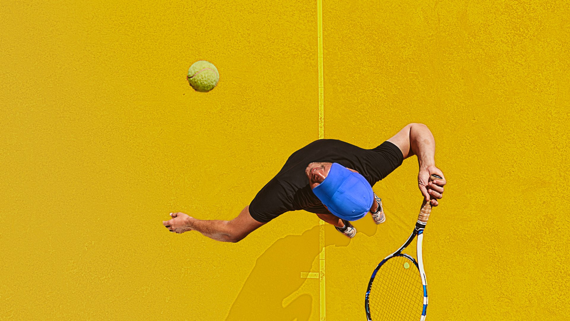Un hombre jugando tenis de campo en las canchas del Club Bellavista de Colsubsidio.