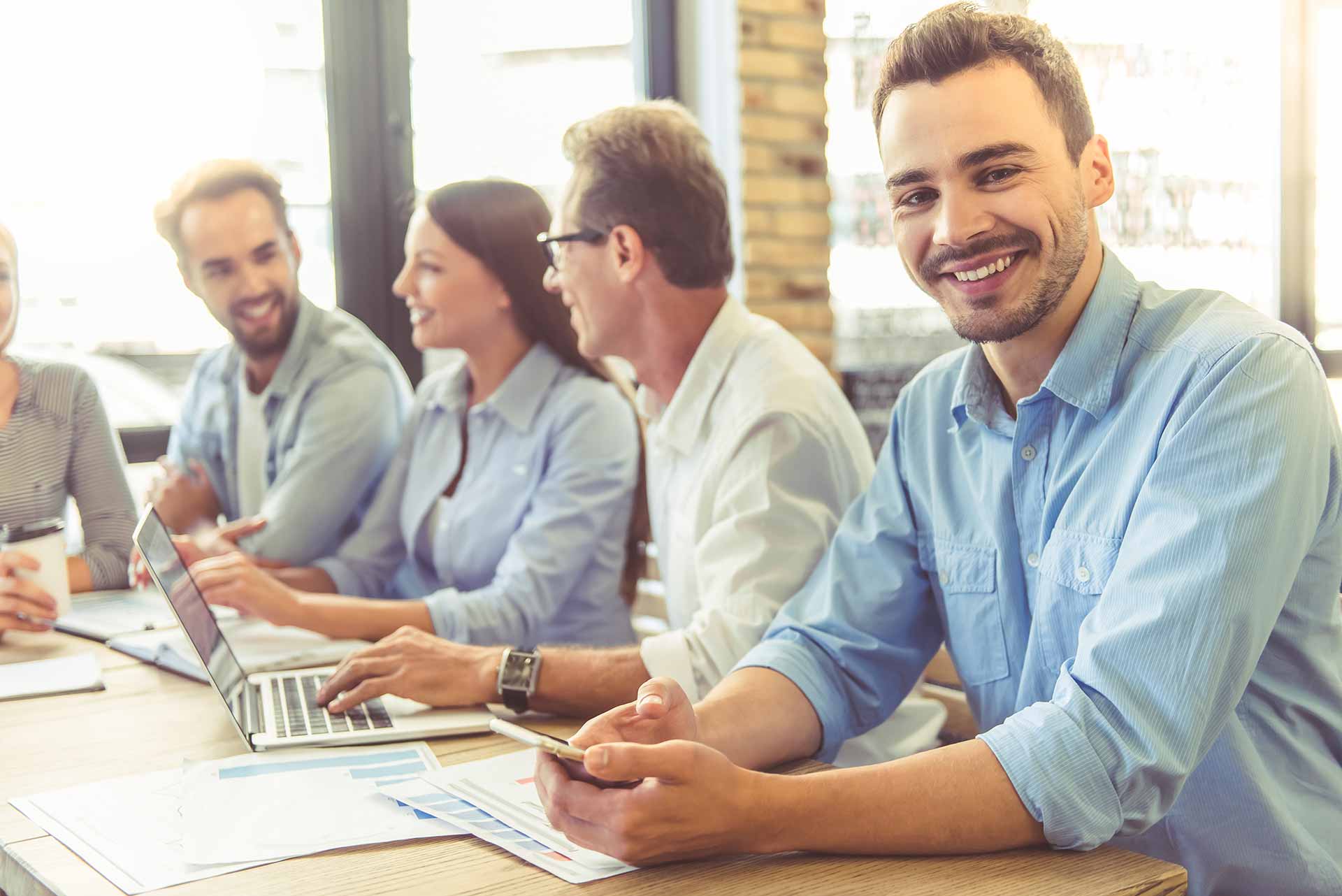 Grupo de personas trabajando en su oficina.