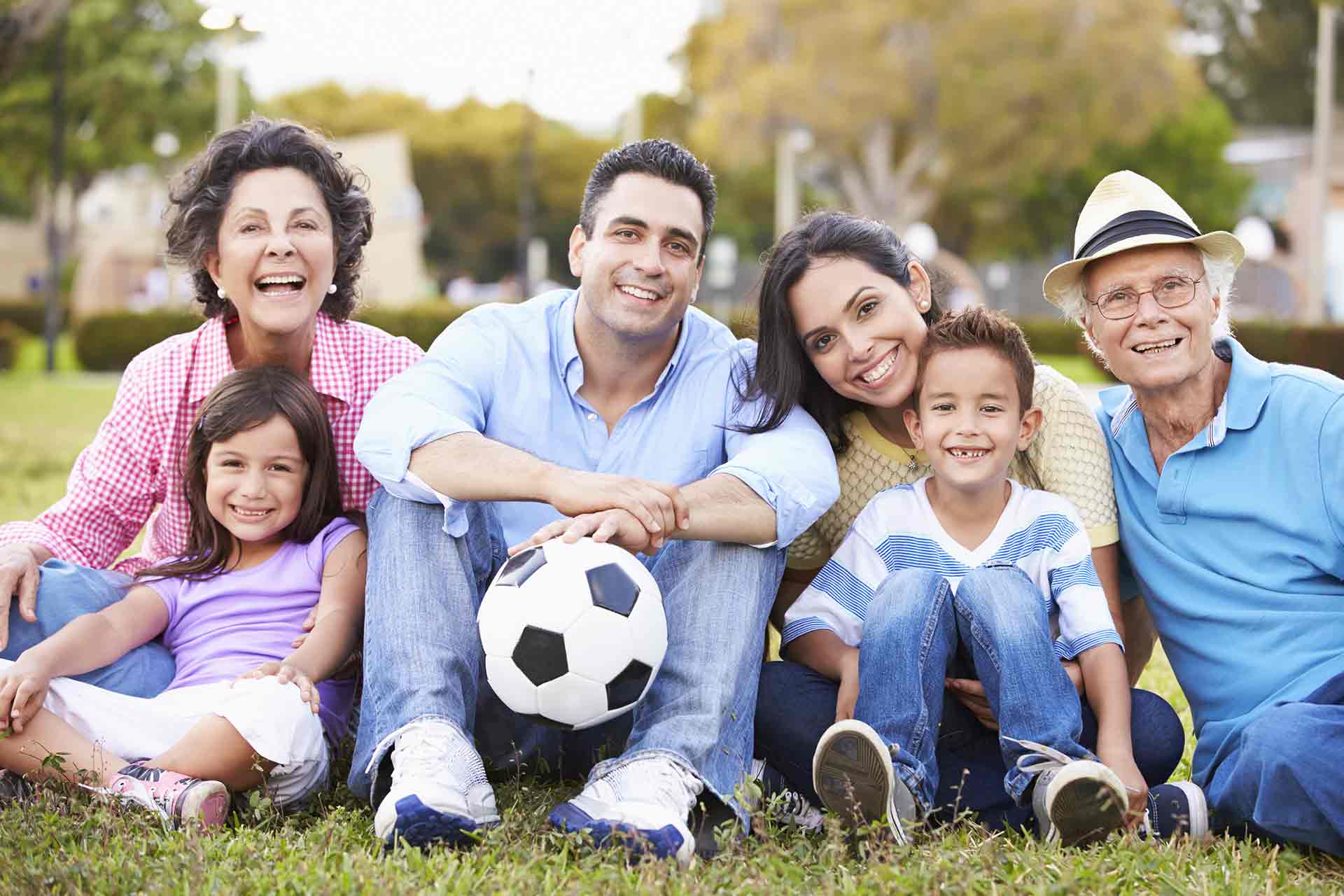 Familia feliz compartiendo entre padres e hijos