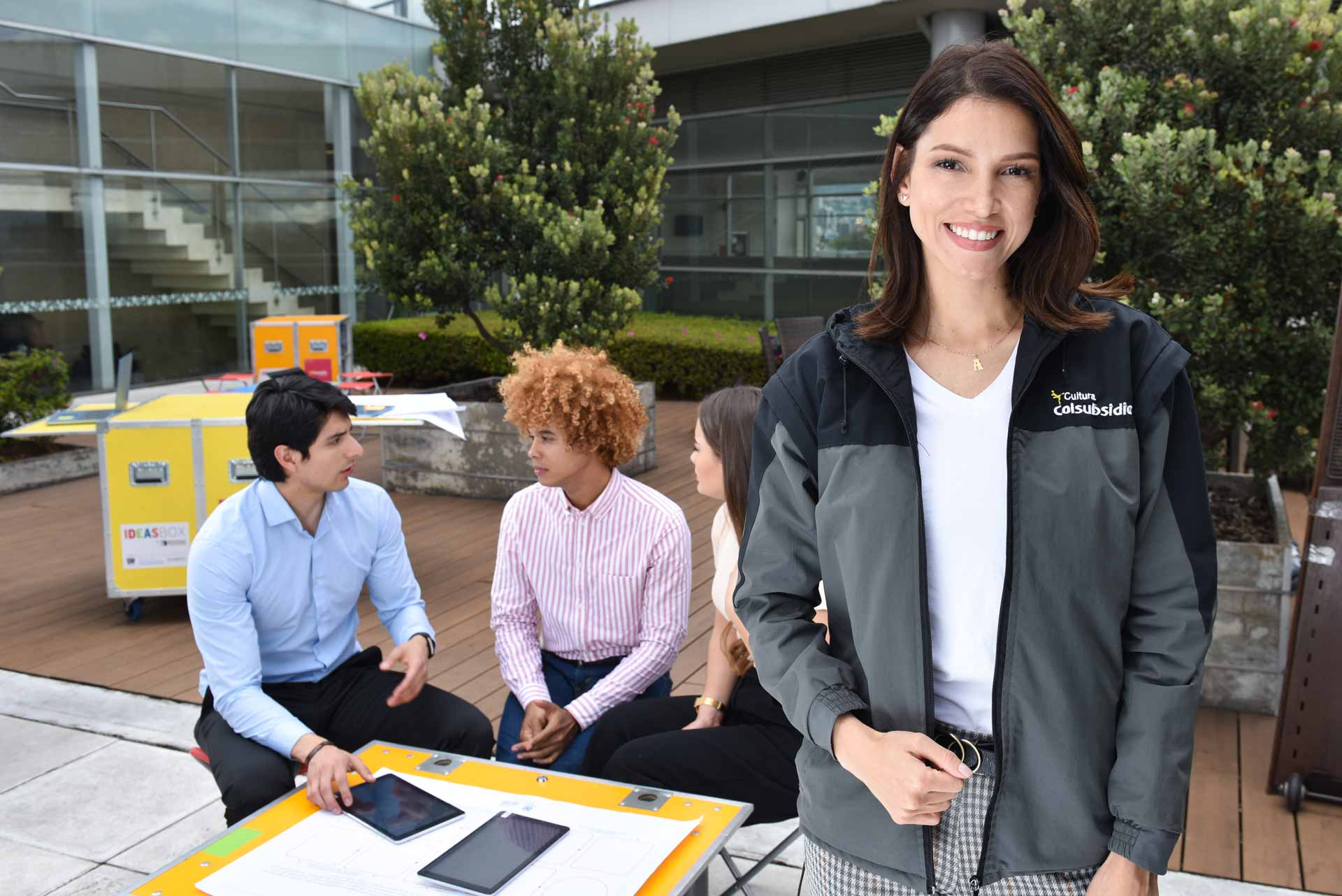 Una asesora de Colsubsidio, asesorando a un grupo de personas sobre los beneficios de la empresa.