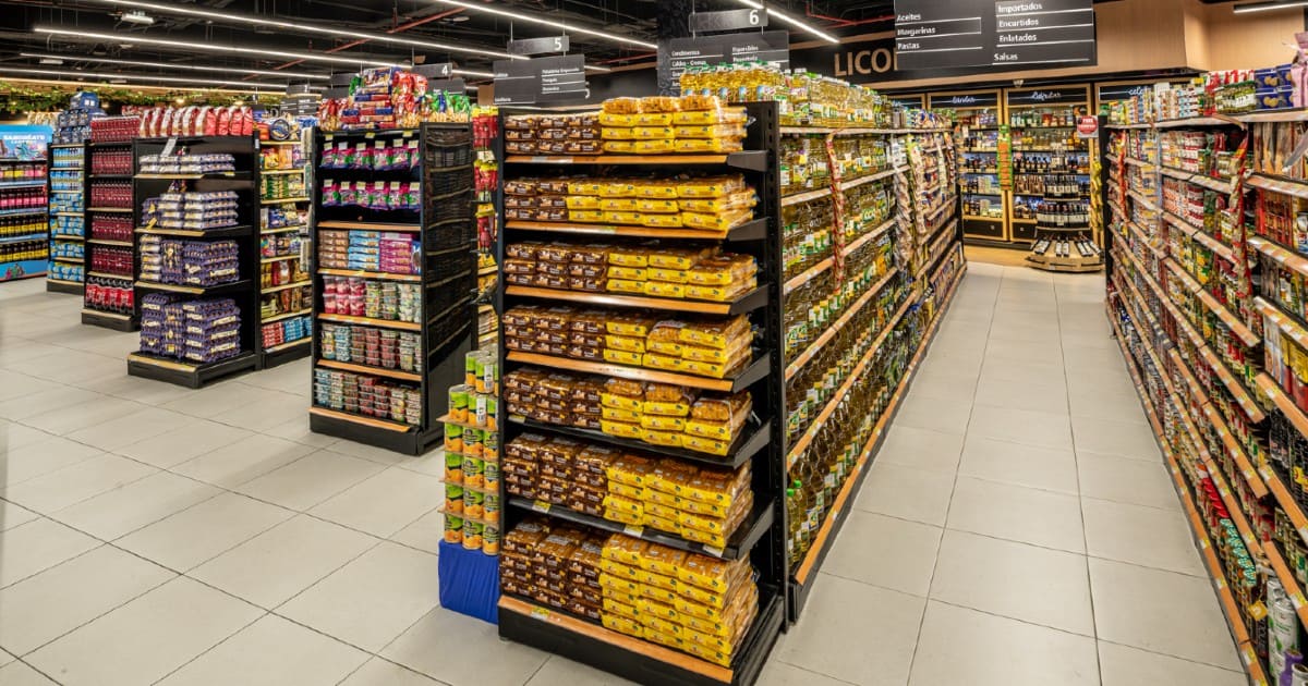 Sección de productos de la canasta familiar de los Supermercados Colsubsidio.