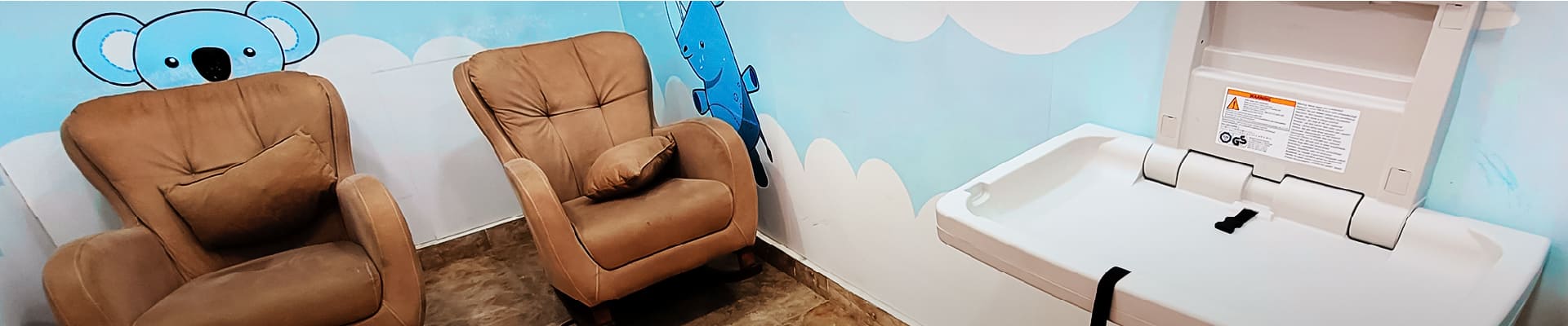 Sala de lactancia equipada con todos sus implementos para brindar el mejor servicio a las madres y sus bebés.