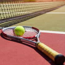 raqueta y pelota para jugar tenis