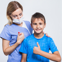 doctora y niño sonriendo