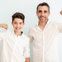 papá e hijo sonriendo