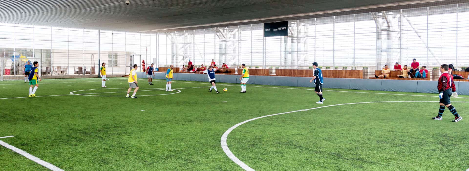 Un grupo de futbolistas, jugando en una cancha sintética.