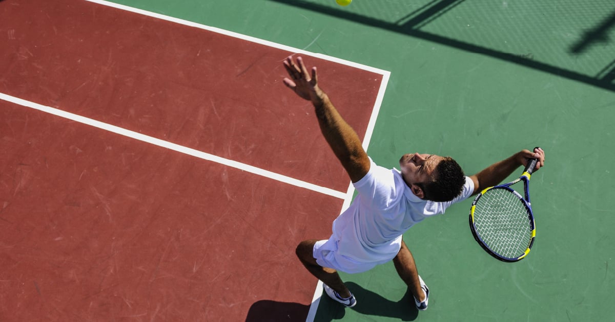 Un hombre jugando tenis de campo en los Clubes Colsubsidio. 