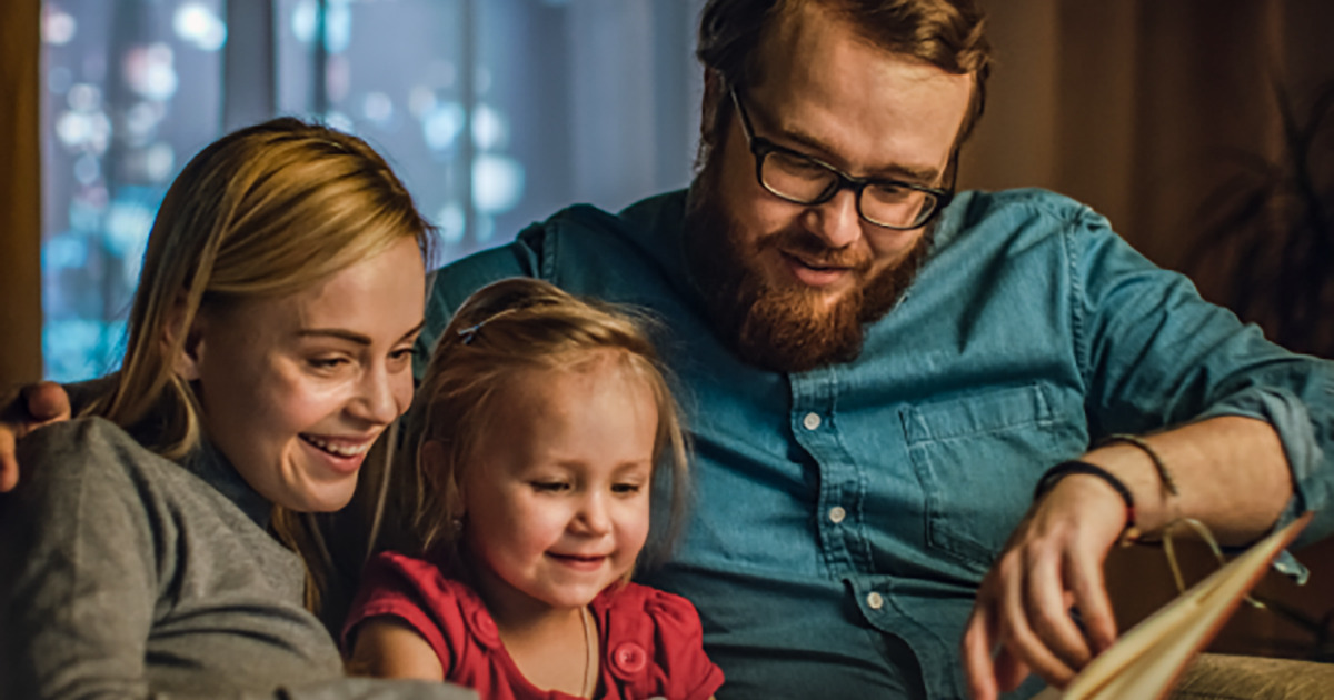 Familia feliz leyendo una historia juntos