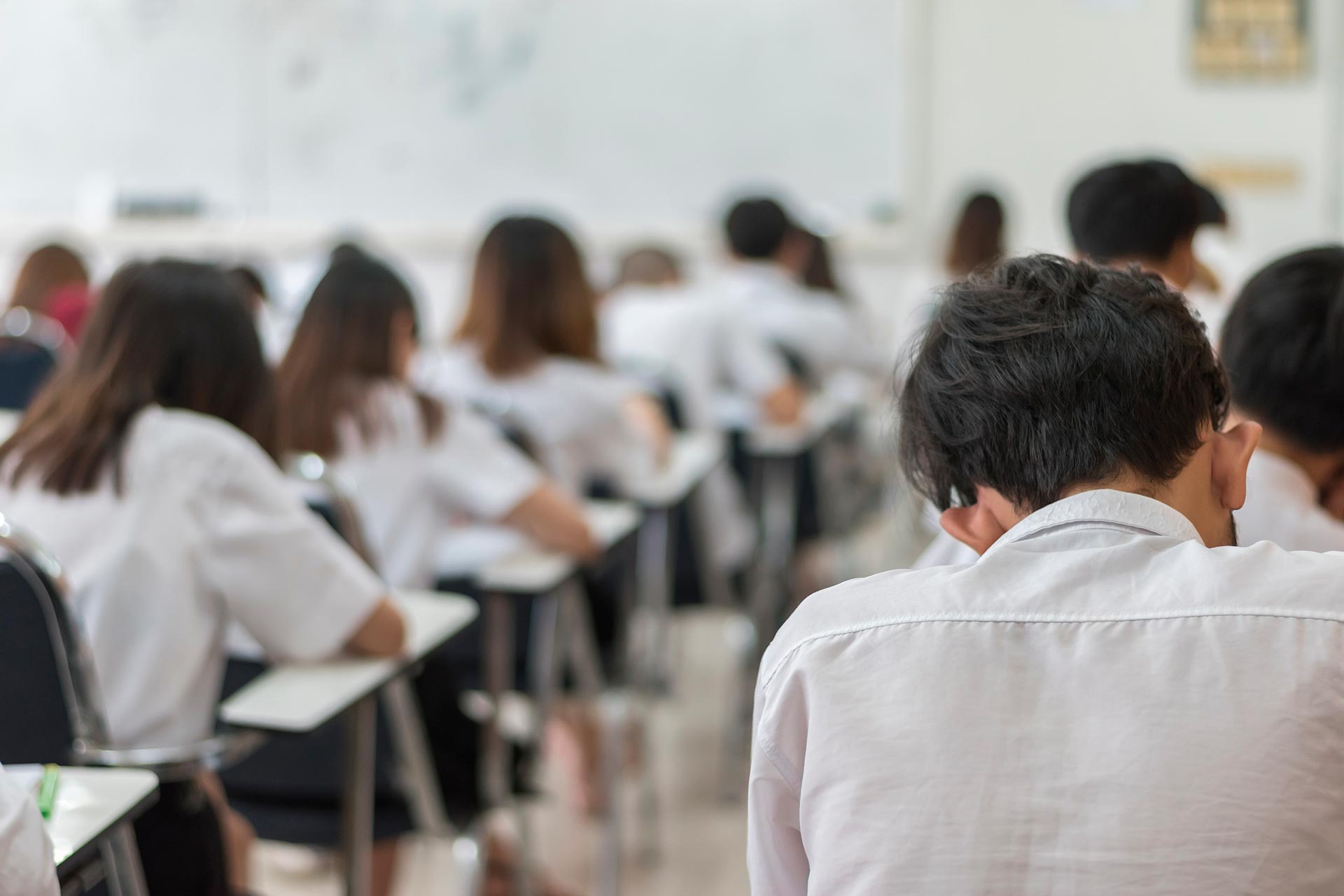 Grupo de alumnos atendiendo sus clases presenciales en Colegios Colsubsidio.