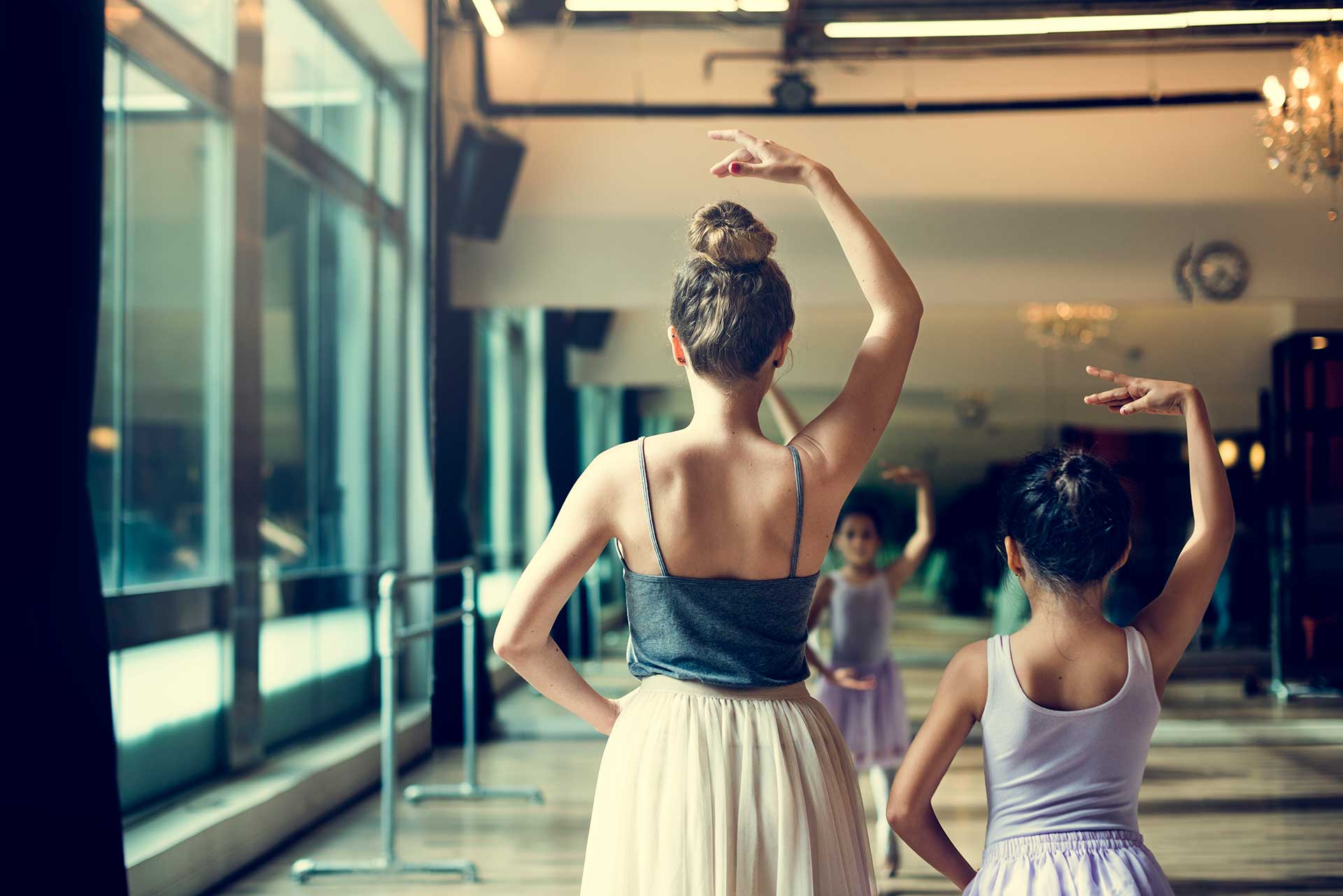 Niñas practicando ballet en nuestros espacios de Colsubsidio.