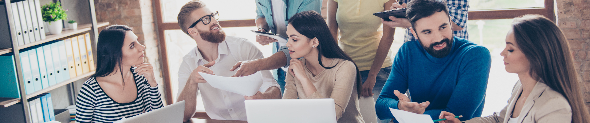 Grupo de personas compartiendo sobre el talento humano para las empresas.