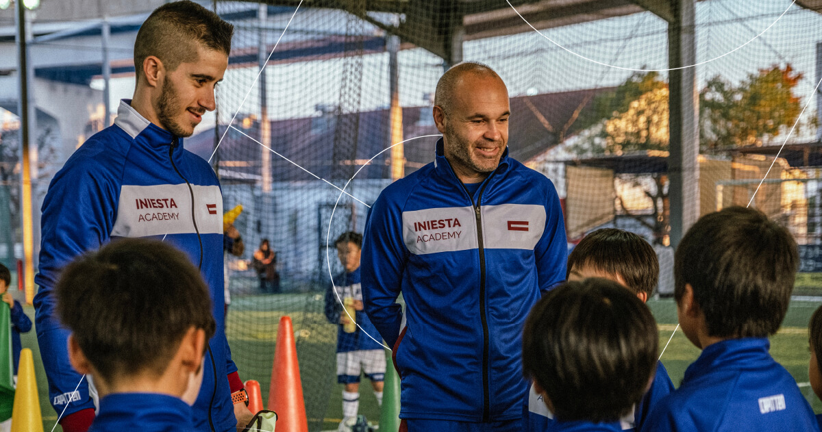 Andrés Iniesta compartiendo una charla con niños en el Club Bellavista Colsubsidio.