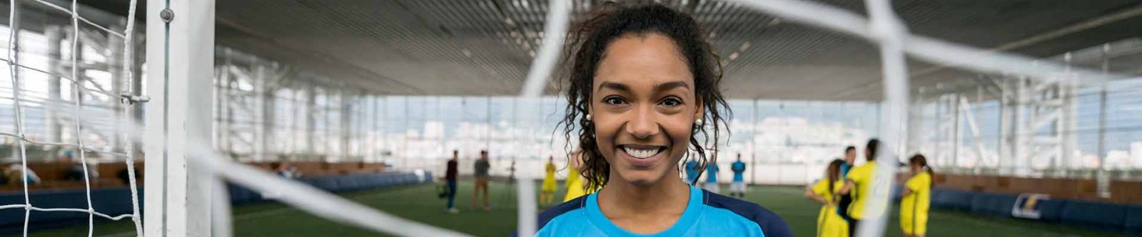 Joven jugando fútbol en las prácticas libres que ofrece Diversión Colsubsidio