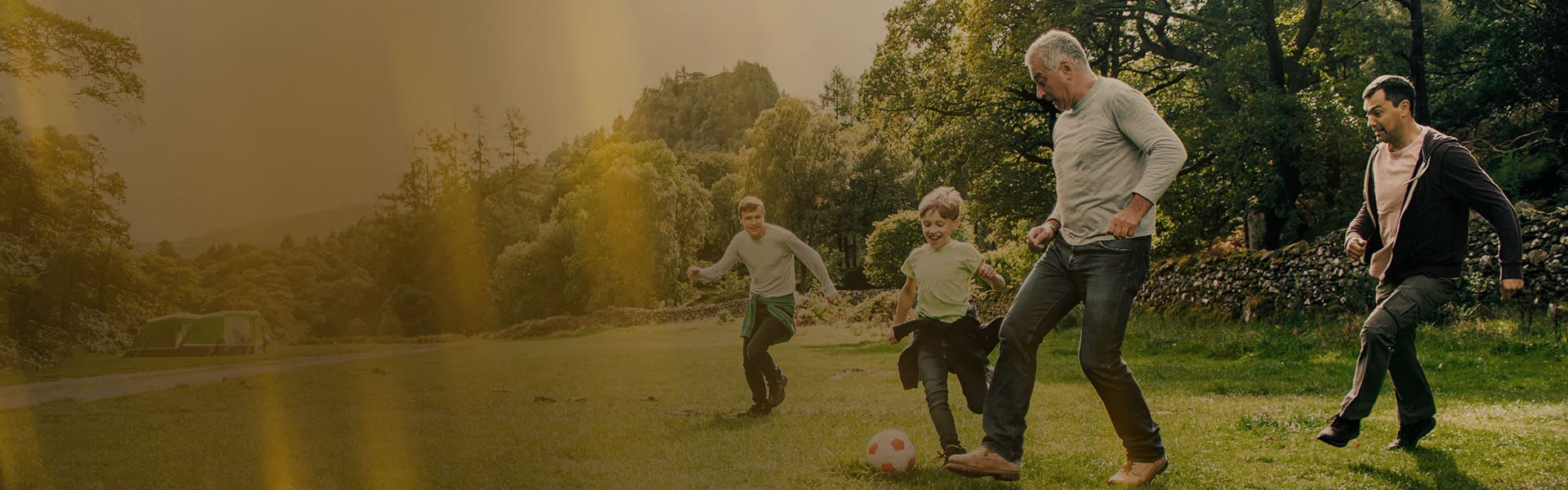 Un grupo de personas jugando fútbol en un parque.