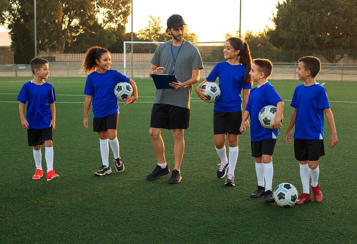 Un entrenador en clases con los niños y niñas de la escuela de fútbol de Colsubsidio.
