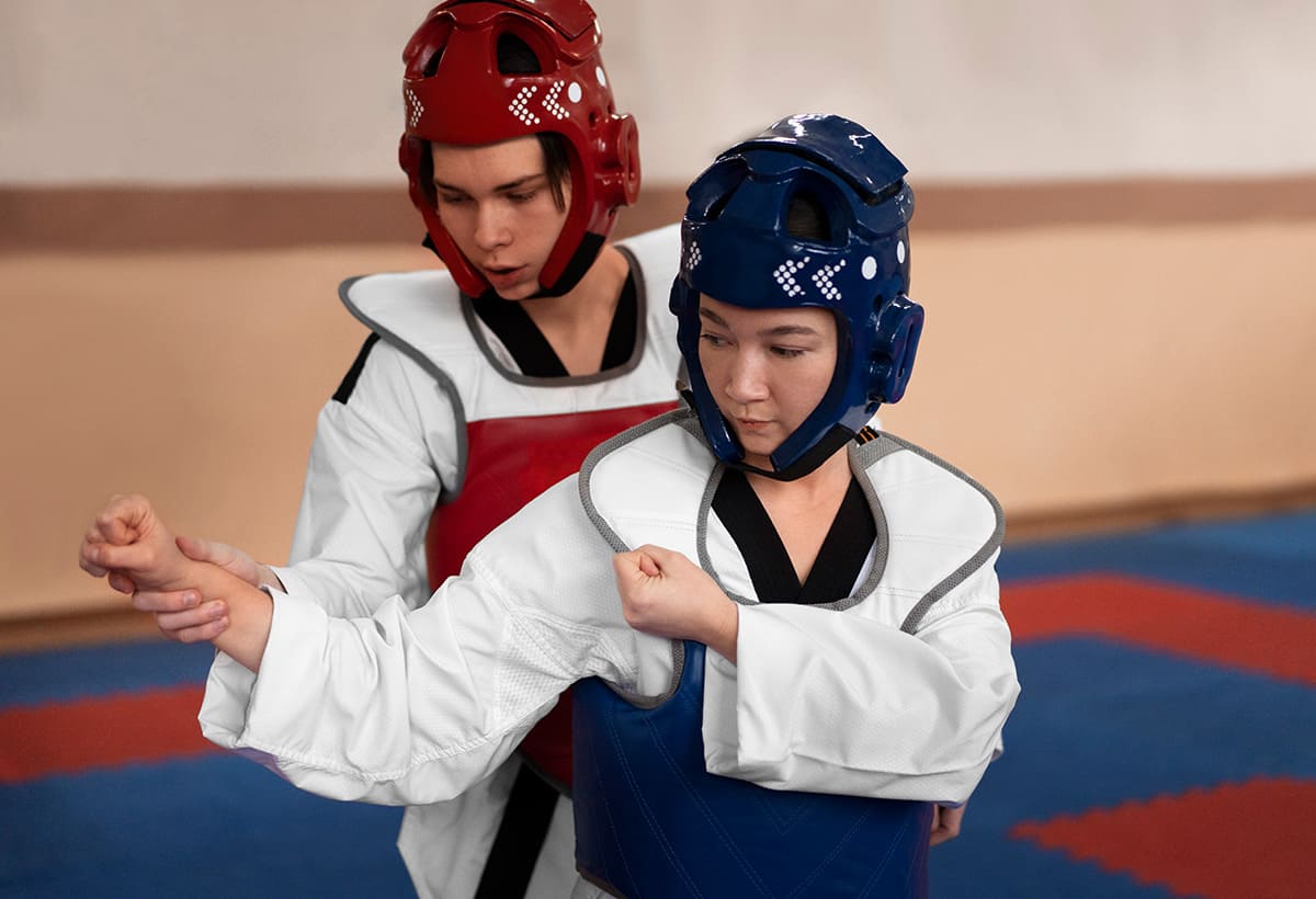 Dos jóvenes entrenando taekwondo en los clubes Colsubsidio.