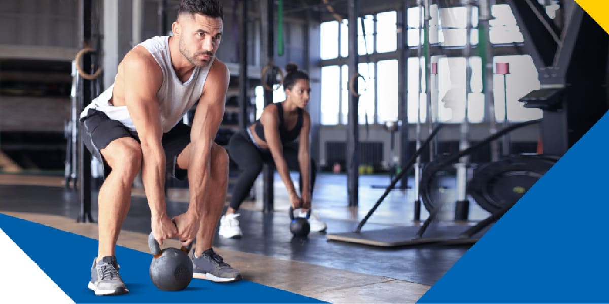 Una mujer y un hombre entrenando en los gimnasios de Bodytech gracias a la alianza con Colsubsidio. 