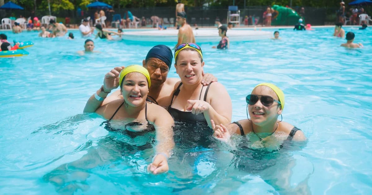 Amanda y sus hijas, Salomé y Sarita, disfrutando de las piscinas del parque. 