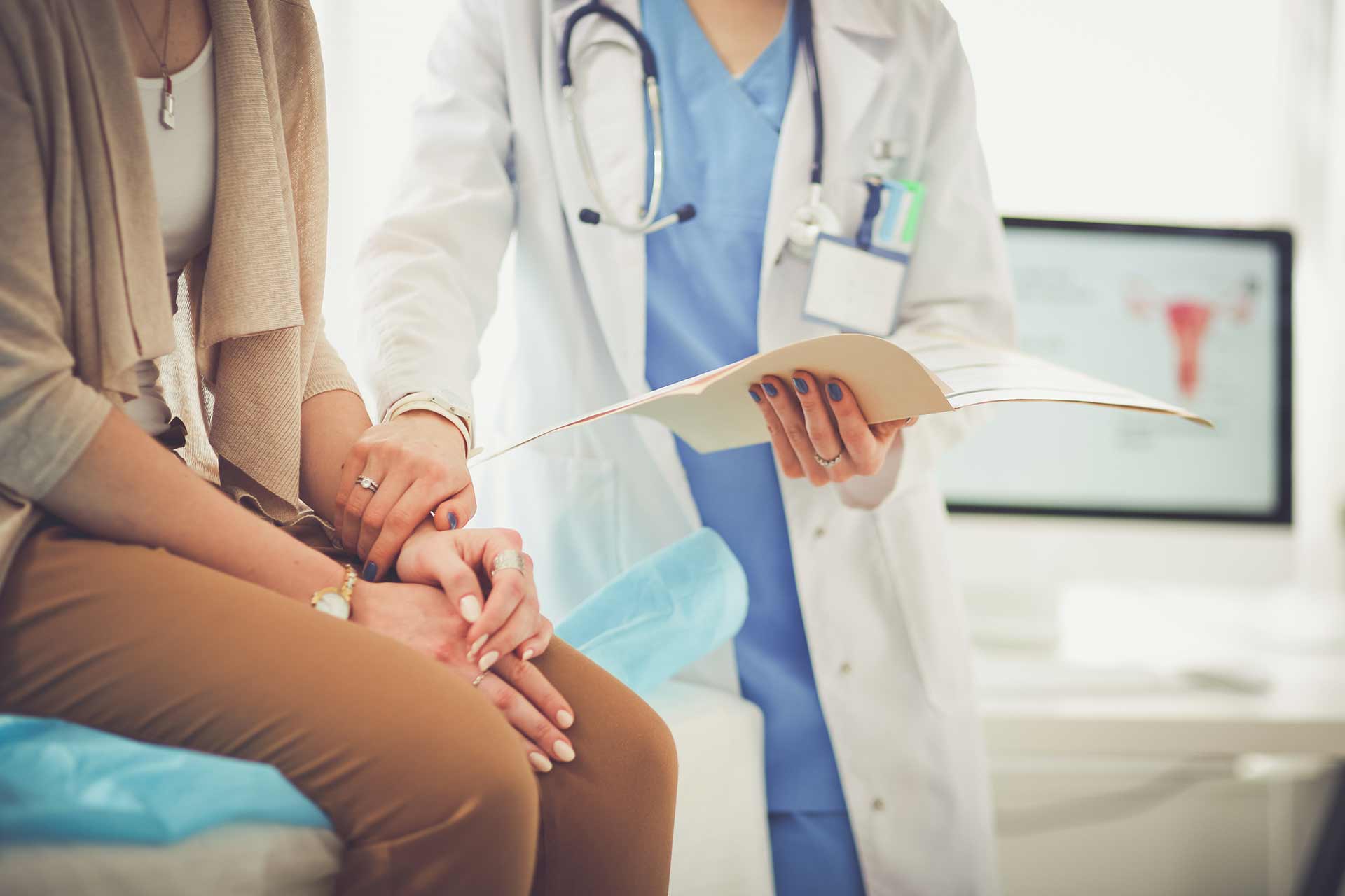 Mujer en cita médica con su médico de confianza gracias a la póliza de salud.