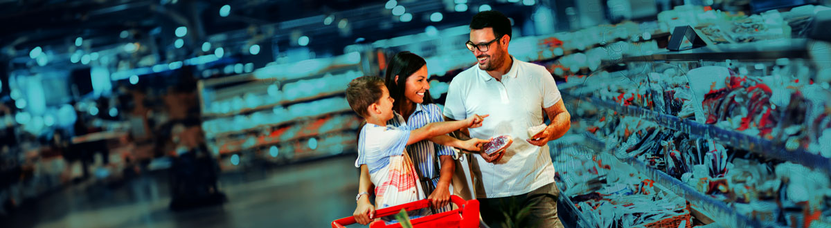 Una familia mercando en supermercados Colsubsidio.