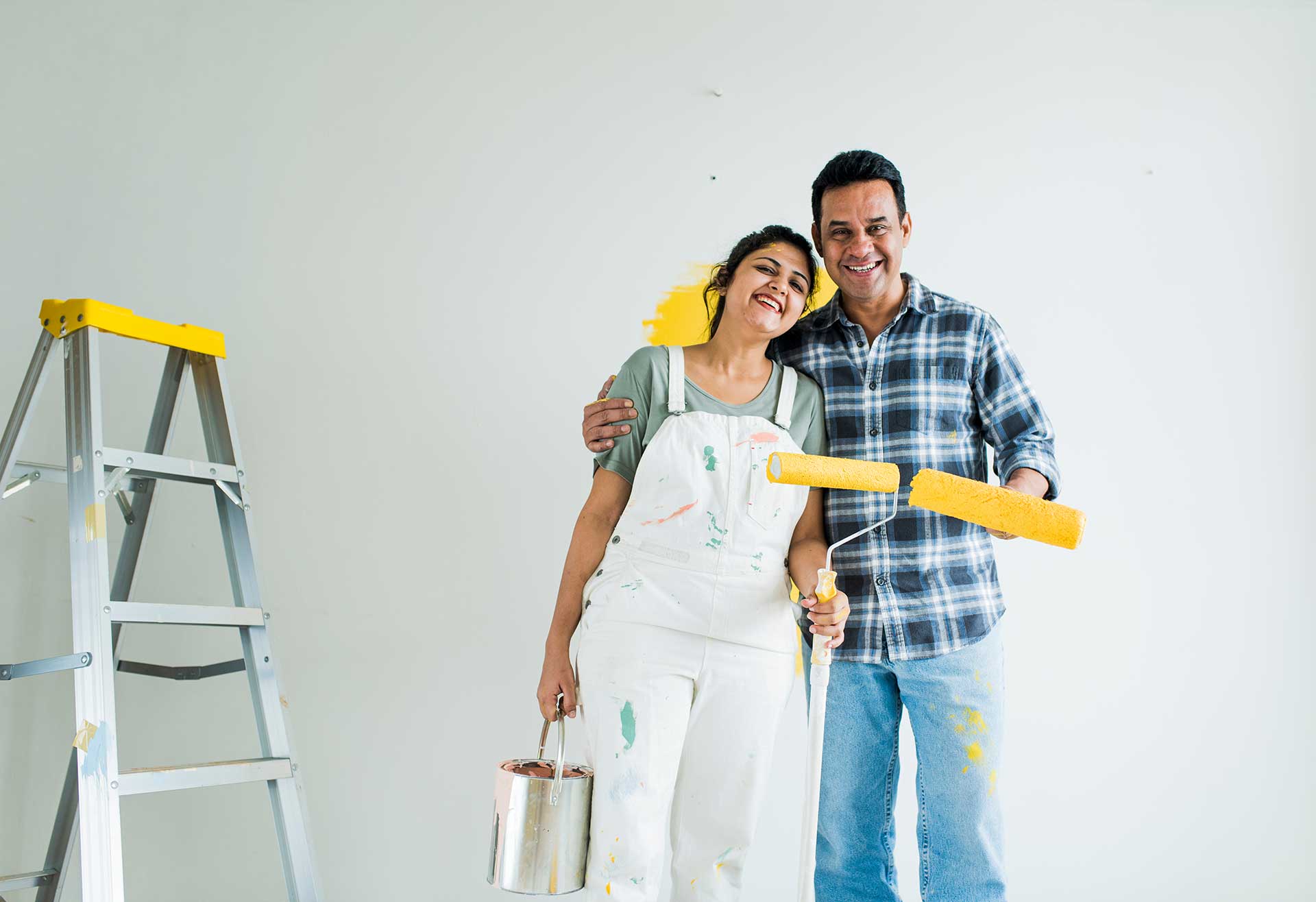 Pareja disfrutando de su nuevo hogar gracias al servicio de garantía y post-venta vivienda de Colsubsidio.