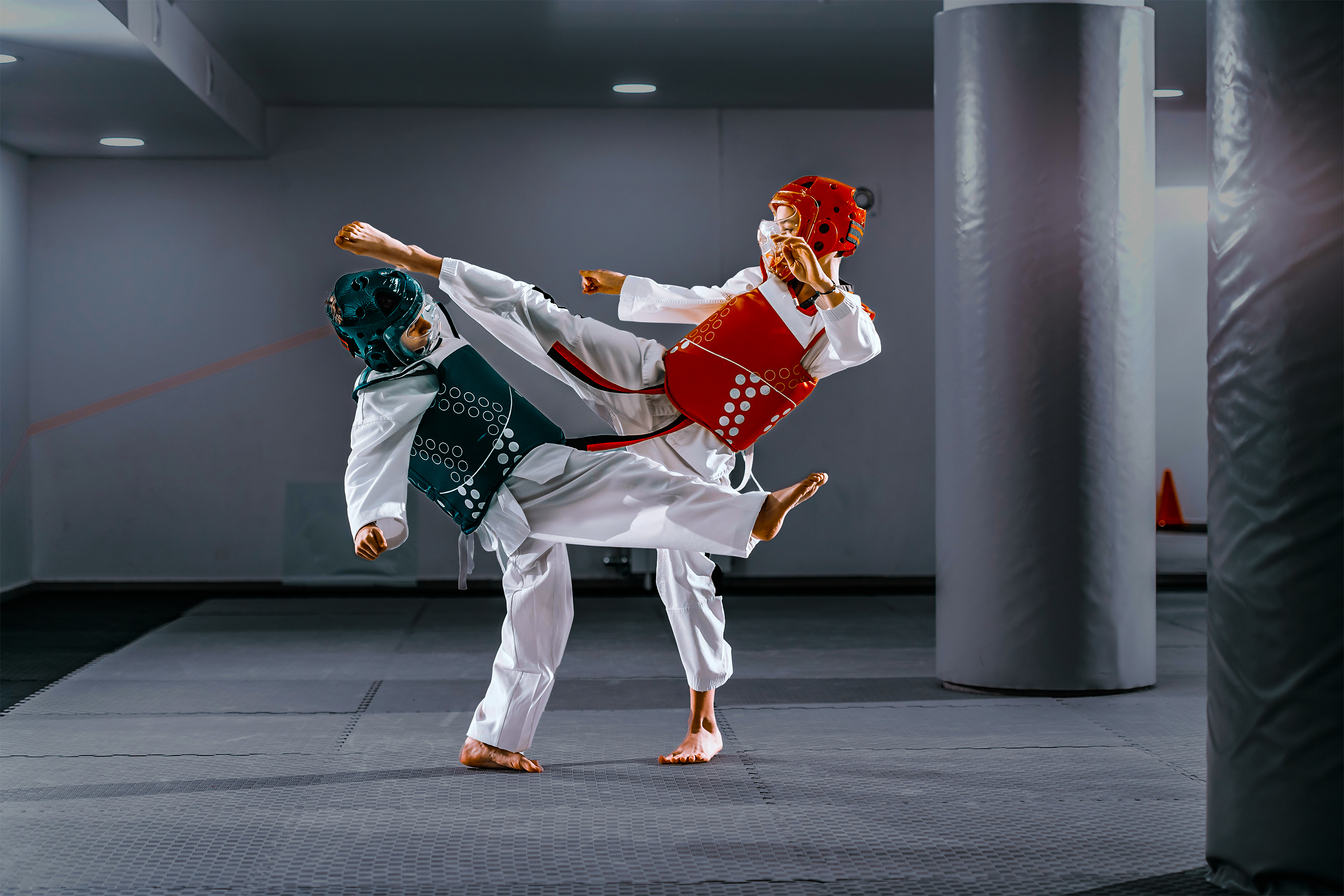 Dos jóvenes en clases de combate de taekwondo en Colsubsidio. 