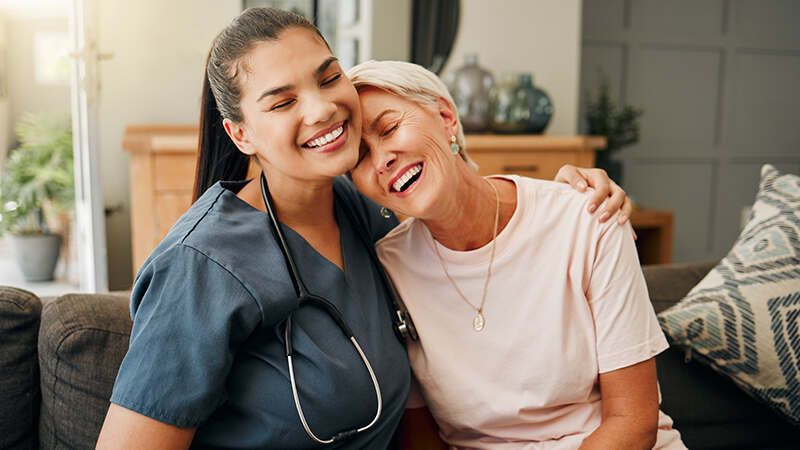 adulto mayor sonriendo con su doctora