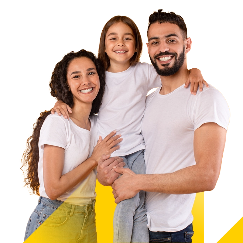 pareja con su hija sonriendo