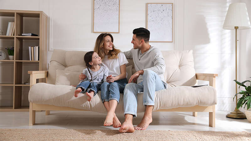 familia en el sillon: abuela, madre e hija