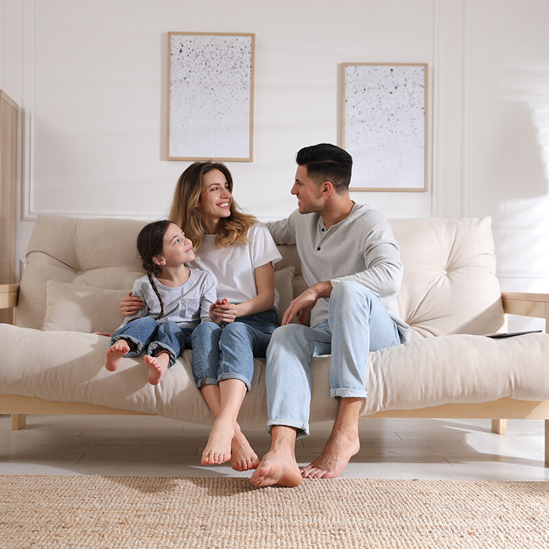 familia de 3 sonriendo: padre, madre e hija