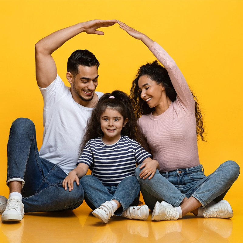 Familia en un fondo amarillo