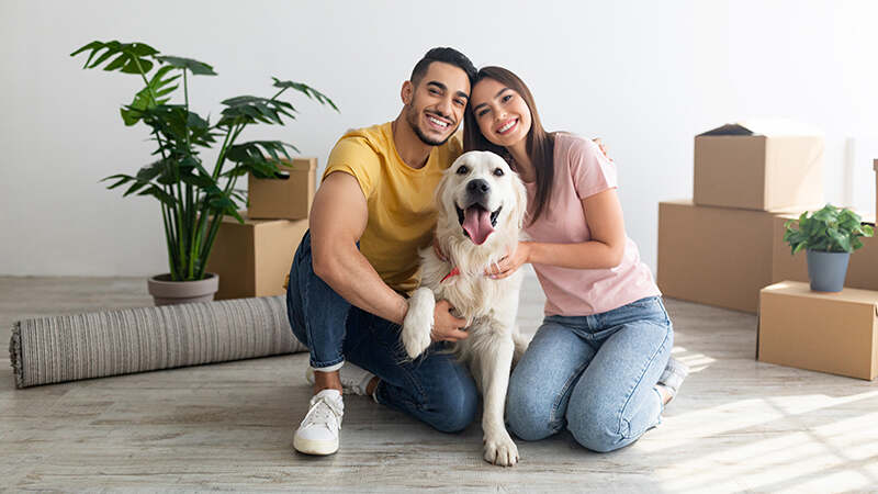 pareja con su perro felices