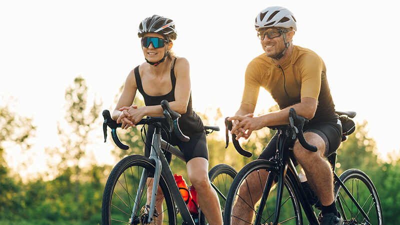 pareja andando en bicicleta