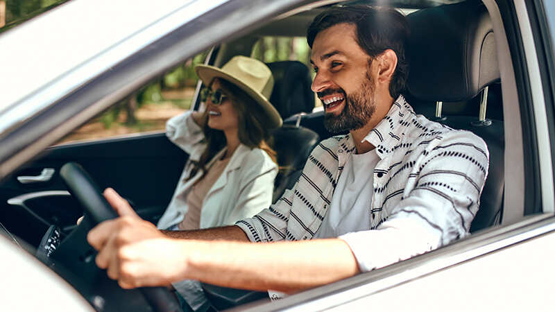 pareja en un auto