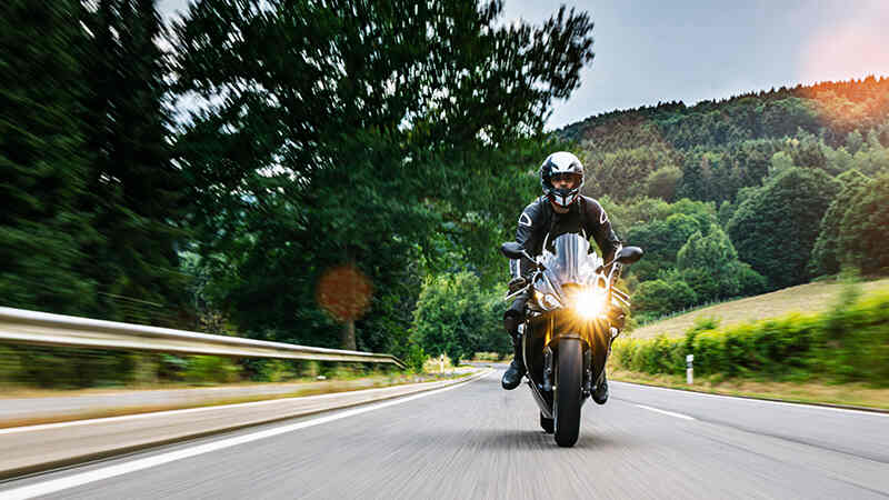 moto andando en una ruta